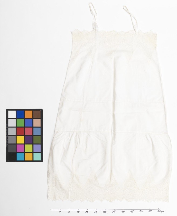 Weißes Slipkleid mit weißer Spitzenborte auf der linken Seite, Farbpalette auf der linken Seite, weißer Hintergrund, Text unten.