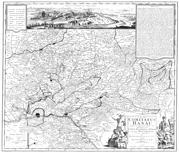 Ein Schwarz-Weiß-Plakat mit einem detaillierten Stadtplan von Comitius Hanau, einschließlich Straßen, Gebäuden und Bildern von Menschen, mit begleitendem Text.