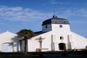 Eine Kirche ist prominent in der Mitte des Bildes zu sehen.