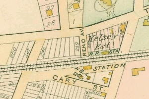 Alte Stadtkarte mit zahlreichen Gebäuden, nummerierten Abschnitten und Text, der wahrscheinlich den Verkauf von Grundstücken anzeigt.