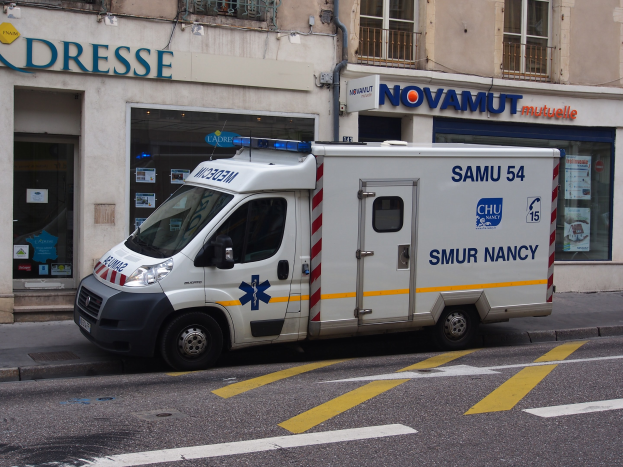Ambulanz vor einem Gebäude mit Krankenhausschild geparkt