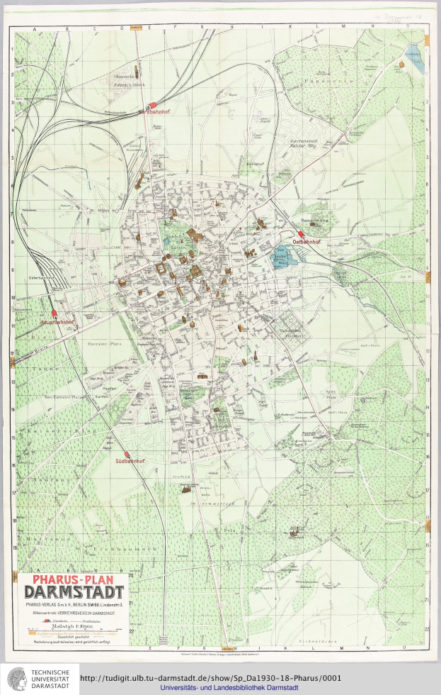 Ein detaillierter Stadtplan von Darmstadt, Deutschland, der Straßen, Gebäude und Sehenswürdigkeiten zeigt, mit Text unten.
