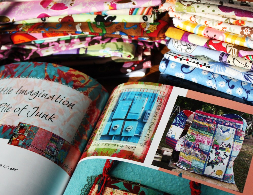 Ein einzelnes Buch mit einem sichtbaren Rücken und Umschlag.