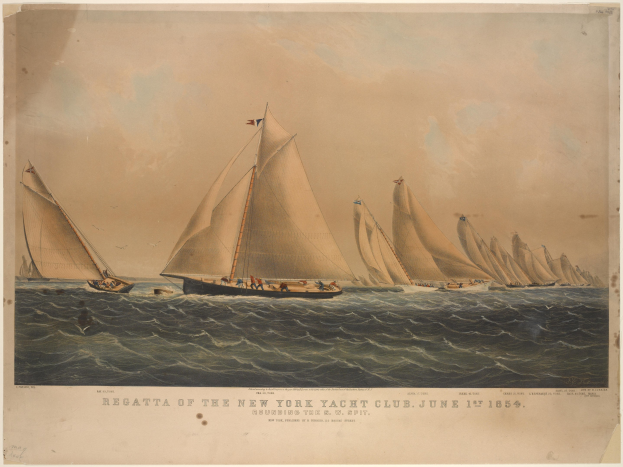 Eine Regatta des New York Yacht Clubs mit mehreren Booten auf dem Wasser, Menschen an Bord und ein im Vordergrund sichtbarer Text auf einem Papier.