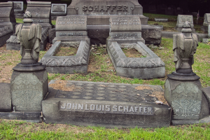 Ein Friedhof mit zahlreichen Grabst├Ątzen, einige mit "John Louis Schaffer" beschriftet, umgeben von Gras und B├Ąumen.