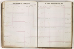 Ein offenes Buch mit einem schwarzen Hintergrund, das eine Liste von Text und Zahlen anzeigt, die wahrscheinlich mit Sparen und Vertrauen zusammenhängen.