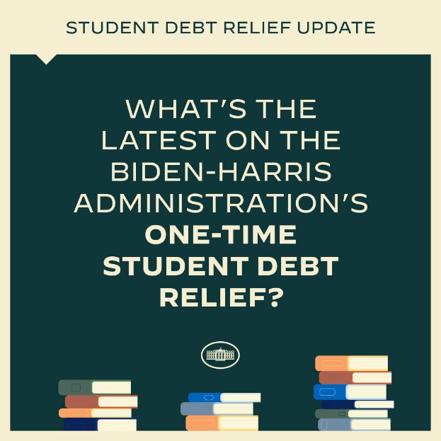 Plakat mit der Aufschrift "Was gibt es Neues zum einmaligen Schuldenentlastungsprogramm der Biden-Harris-Regierung?" mit Büchern unten, was auf eine Konzentration auf Schulden hinweist.