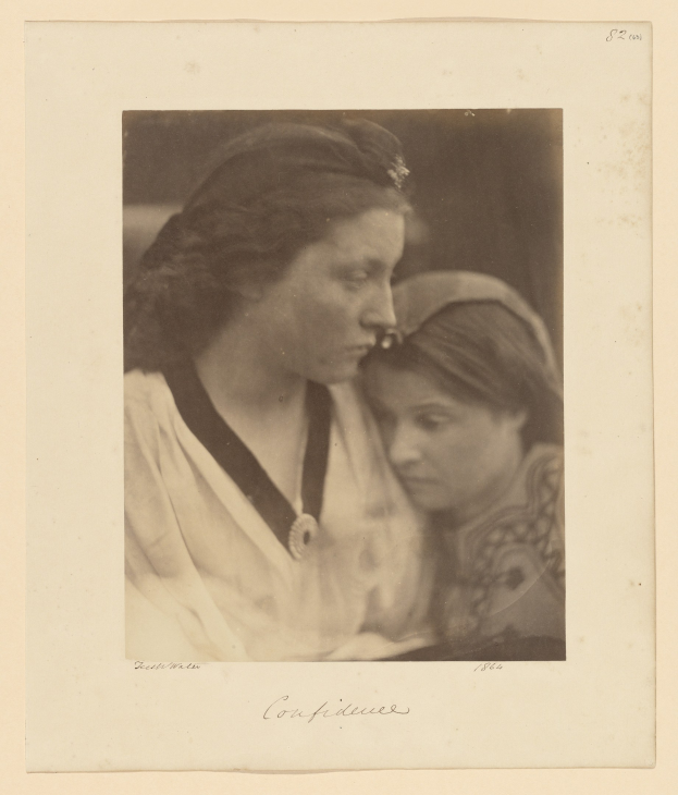 Ein altes Schwarz-Weiß-Foto von zwei Frauen, von denen eine wie eine Mutter und die andere wie ein Kind aussieht, mit Text unten.