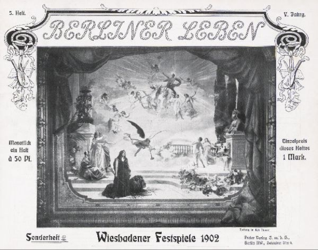 Schwarz-weiß-Foto einer Bühne mit dem Label "Wiesbadener Festspiele 1902" und Performern in traditioneller deutscher Tracht sowie einem applaudierenden Publikum.
