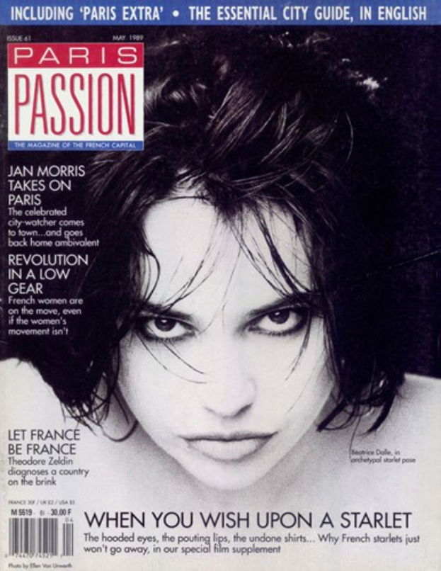 Plakat einer Frau auf dem Cover von Paris Passion Magazine in einem weißen Kleid mit tiefem Ausschnitt, mit einem sleek Bob, geschlossenen Augen und leicht geöffneten Lippen, mit "Paris Passion" in fetter schwarzer Schrift.