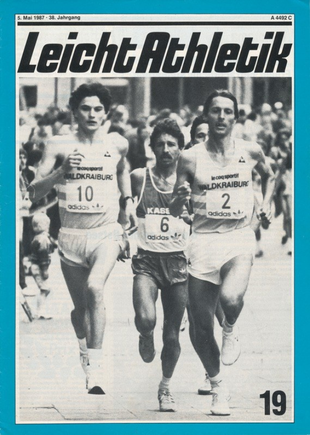Ein Magazin-Cover mit der Aufschrift "Leicht Athletik Magazine - März 1987", das eine Gruppe von Menschen beim Laufen zeigt, einige tragen Laufschuhe.