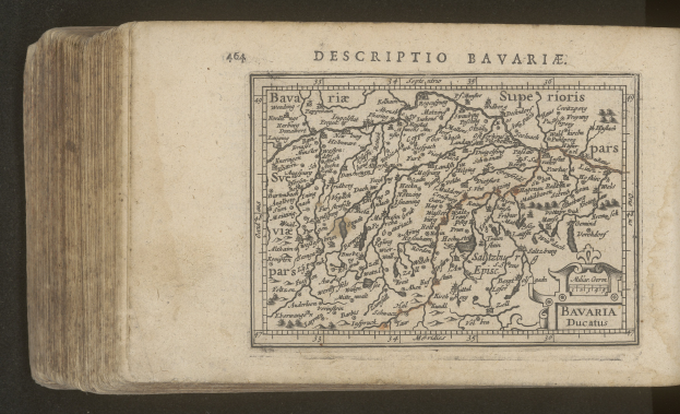 Altes Buch mit einer detaillierten Karte von Bayern auf dem Cover vor einem schwarzen Hintergrund.