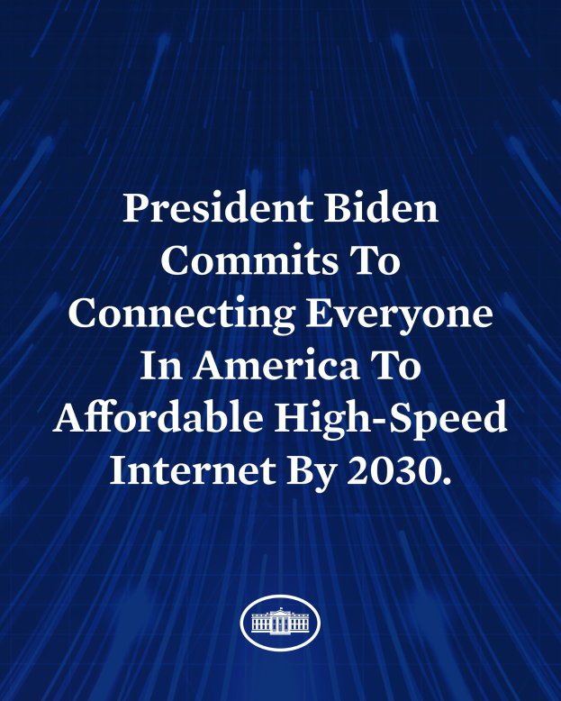 Blauer Hintergrund mit zentrierter weißer Schrift, die besagt "Präsident Biden setzt sich dafür ein, dass bis 2030 jeder Amerikaner Zugang zu erschwinglichem High-Speed-Internet hat."