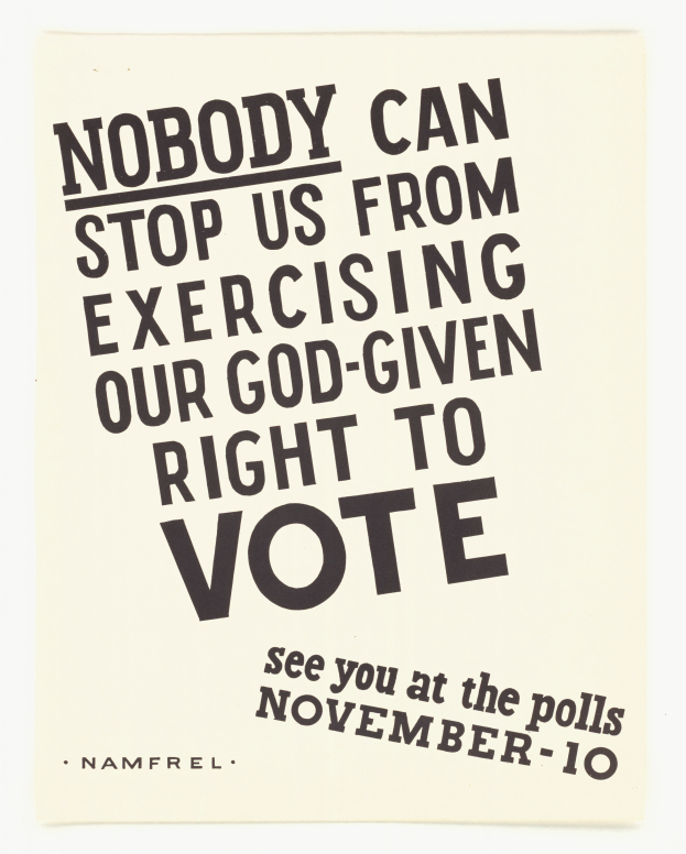 Ein Plakat mit fetter schwarzer Schrift auf weißem Hintergrund, eingerahmt von einem schmalen schwarzen Rand, das 'Niemand kann uns daran hindern, unser göttliches Recht auf Wahl auszuüben.' sagt.