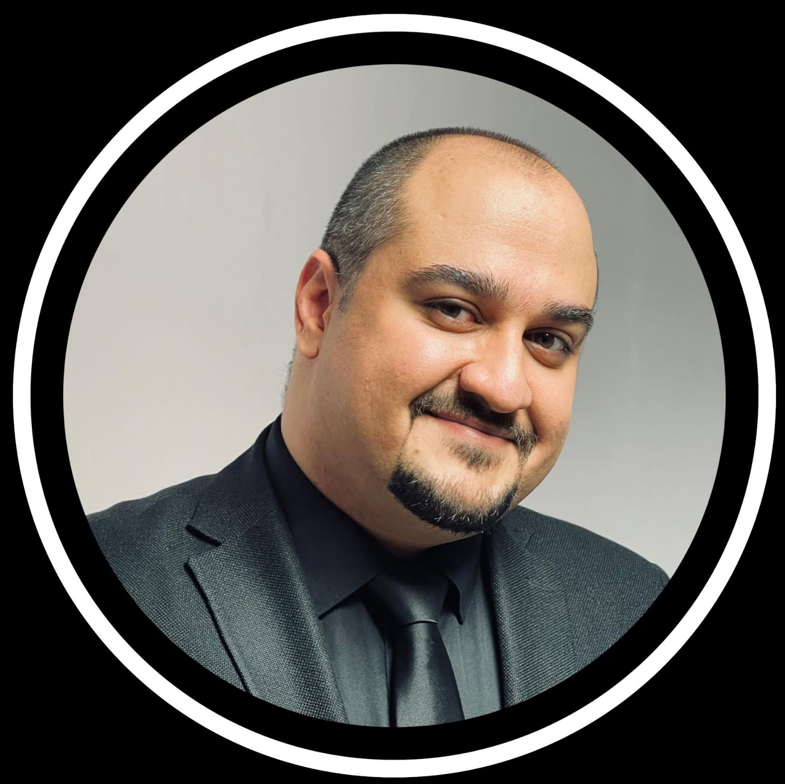 Ein Mann in Anzug und Krawatte, der fröhlich in die Kamera lächelt, vor einem schwarzen Hintergrund, betitelt mit "Anwalt in New York City."