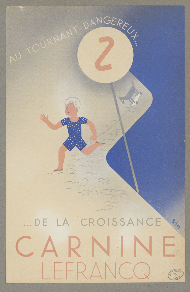 Eine Person in einem hellgelben Kleid lächelt breit in der Mitte eines Karnevalplakats, umgeben von fetter schwarzer Schrift, die "Karneval" lautet.