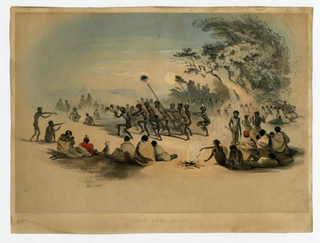 Eine Gruppe von Menschen, die um ein Feuer in einem Feld tanzen, umgeben von Bäumen unter einem klaren blauen Himmel, mit einigen, die Stöcke halten, betitelt "Der Kuri-Tanz, 1839".