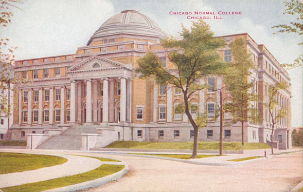 Schwarz-weiß-Postkarte des Chicago Normal College-Gebäudes mit Kuppel, Säulen, Treppe, Bäumen, Rasen, einem Feuerhydranten und Text auf der Vorderseite.