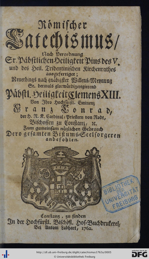 Altes Buch mit schwarzem Hintergrund, das ein Wappen zeigt, der Text "Bibliothek Universität Freiburg" auf seinen Seiten und einen Stempel auf der rechten Seite.
