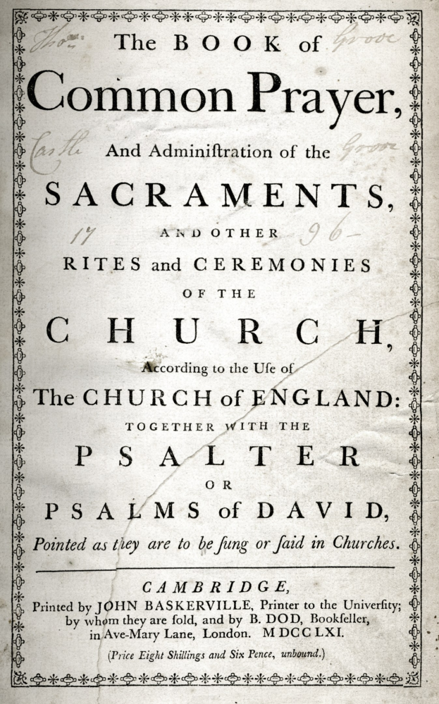 Altes Buch mit dem Titel "The Book of Common Prayer and Administration of the Sacraments, Rites and Ceremonies of the Church of England" öffnet sich auf einer Seite mit schwarzer Tintenschrift.