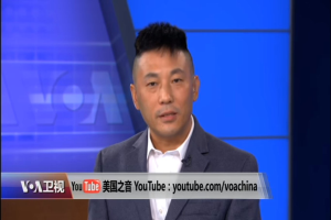 Ein chinesischer Nachrichtensprecher in Anzug und Krawatte, der auf einem Fernsehbildschirm spricht, mit Text unten und einem blauen Hintergrund.