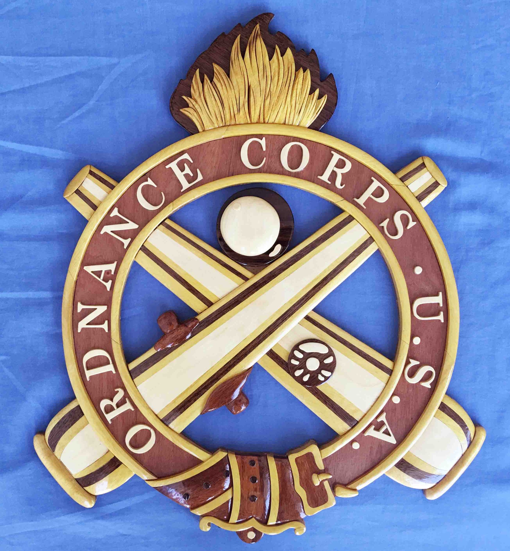 Holzschild mit "Ordnance Corps"-Text, verziert mit einem geschnitzten weißen Stern auf einem blauen Hintergrund mit goldener Umrandung, auf blauem Tuch montiert.