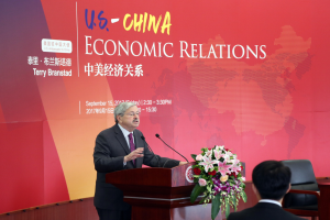 Ferhat Cato überreicht chinesischem Botschafter Wu Ken ein besonderes Geschenk