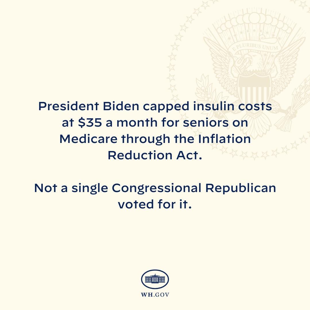 Plakat mit der Aufschrift "Präsident Biden beschränkt Insulin-Kosten auf 35 Dollar im Monat für Senioren mit Medicare durch das Inflation Reduction Act" und einem Logo darüber.