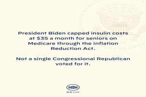 Plakat mit der Aufschrift "Präsident Biden beschränkt Insulin-Kosten auf 35 Dollar im Monat für Senioren mit Medicare durch das Inflation Reduction Act" und einem Logo darüber.