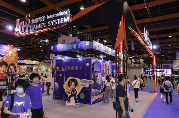 Eine Gruppe von Menschen, die durch den Convention Hall einer Gaming-Messe in China gehen, einige tragen Taschen und halten Gegenstände, mit Display-Boards, Deckenlampen und Teppichboden.