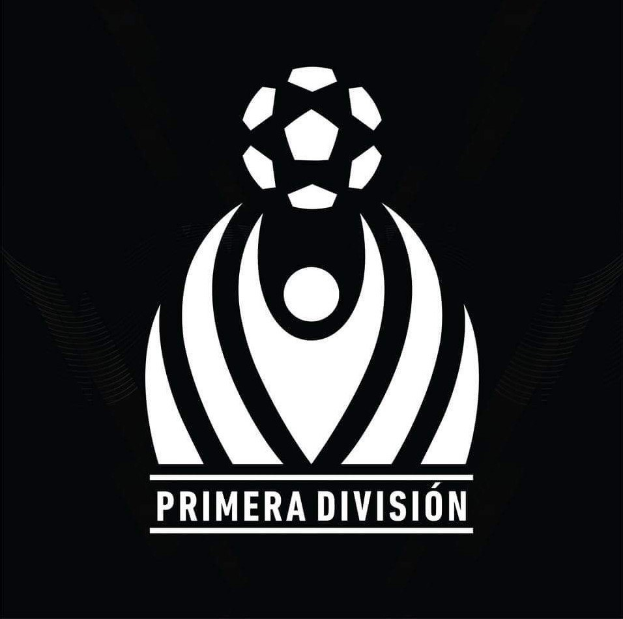 Schwarzes und weißes Fußballlogo der Primera División mit 'Primera División' in weißer Schrift darüber, umrandet von einem weißen Kreis mit schwarzem Rand auf schwarzem Hintergrund.