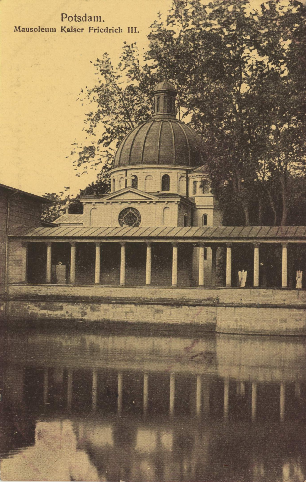 Schwarzes und weißes Foto eines Kuppelgebäudes, das als 'Potsdam Mausoleum Kaiser Friedrich III' beschriftet ist, umgeben von Bäumen und einem Gewässer.
