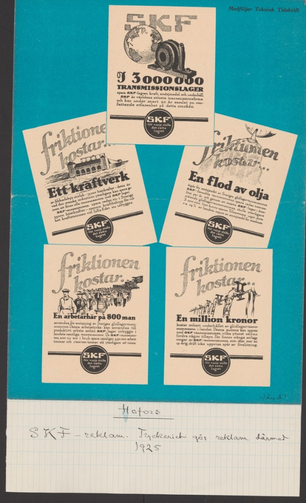 Ein altes Buch mit losen Papieren, auf denen handgeschriebener Text zu sehen ist.