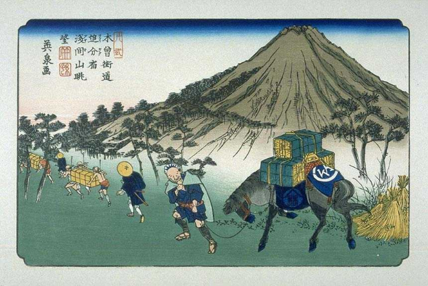 Holzschnitt von Utagawa Kunisada Toyokuni III, der Reisende zeigt, die in der Nähe des Mount Fuji mit Bäumen, Hügeln und einem blauen Himmel im Hintergrund gehen, mit Text auf der linken Seite.
