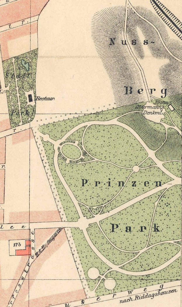 Ausführliche alte Karte von Berlin, Deutschland, die den Standort eines Parks mit Straßen, Sehenswürdigkeiten und textuellen Informationen über die Größe, den Standort und die Merkmale des Parks markiert.