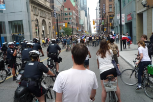 Gebäude mit wenigen Menschen, die Fahrräder auf der Straße fahren.