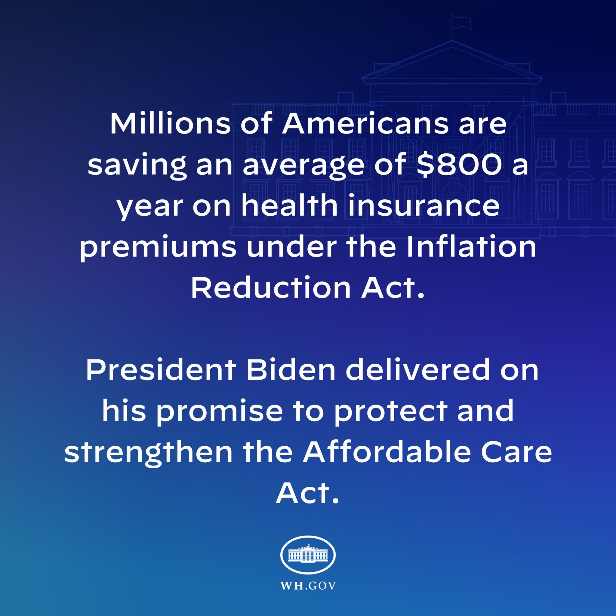 Blauer Hintergrund mit weißer Schrift, die besagt, dass Millionen von Amerikanern durchschnittlich 800 Dollar im Jahr an den Gesundheitsversicherungsprämien unter dem Inflation Reduction Act sparen, begleitet von einem Logo.