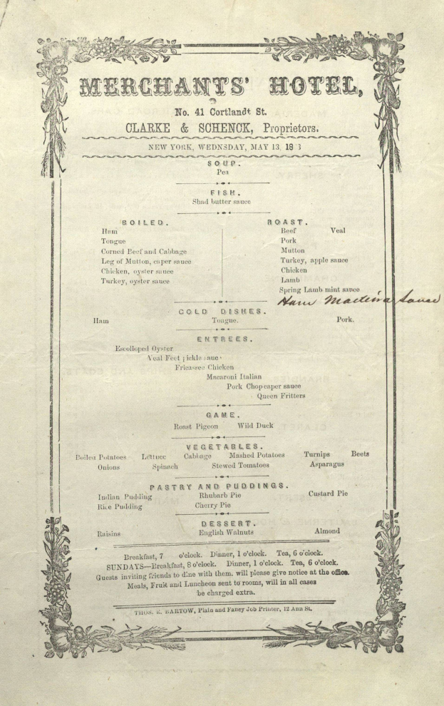 Ein altes Buch, das ein Hotel-Menü eines Kaufmanns zeigt, mit Vorspeisen, Hauptgerichten, Desserts und Getränken in schwarzer Tinte auf einem weißen Hintergrund.