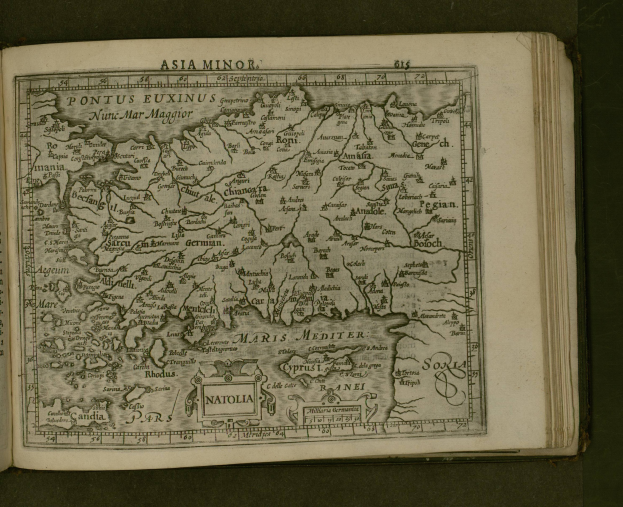 Ein aufgeschlagenes Buch, das eine detaillierte Karte von Kleinasien mit geografischen Merkmalen wie Bergen, Flüssen und Städten zeigt, begleitet von beschreibendem Text.