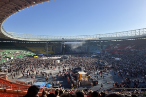 Harry Styles verschluckt sich an Wasser, bricht auf der Bühne zusammen, als er w├Ąhrend einer Hitzewelle auftritt