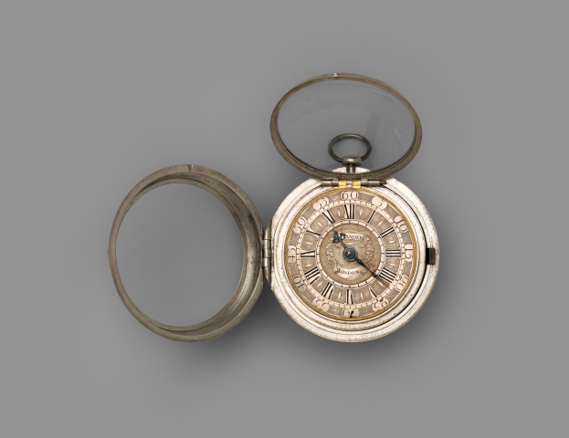 Eine silberne Taschenuhr mit rundem Zifferblatt, Deckel und römischen Ziffern auf grauem Hintergrund.