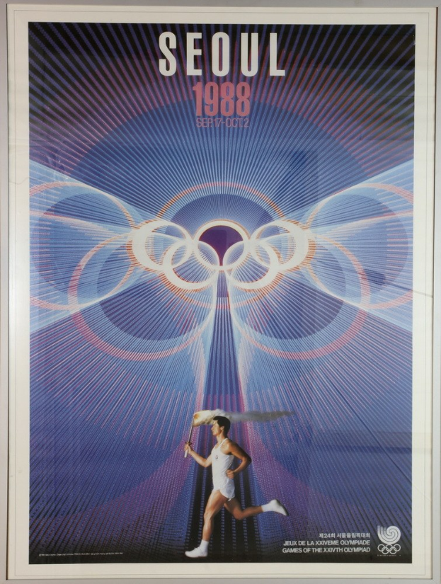 Plakat für die Olympischen Spiele 1988 in Seoul, das einen Läufer mit den Olympischen Ringen im Hintergrund und den Text "Olympische Spiele" oben zeigt.