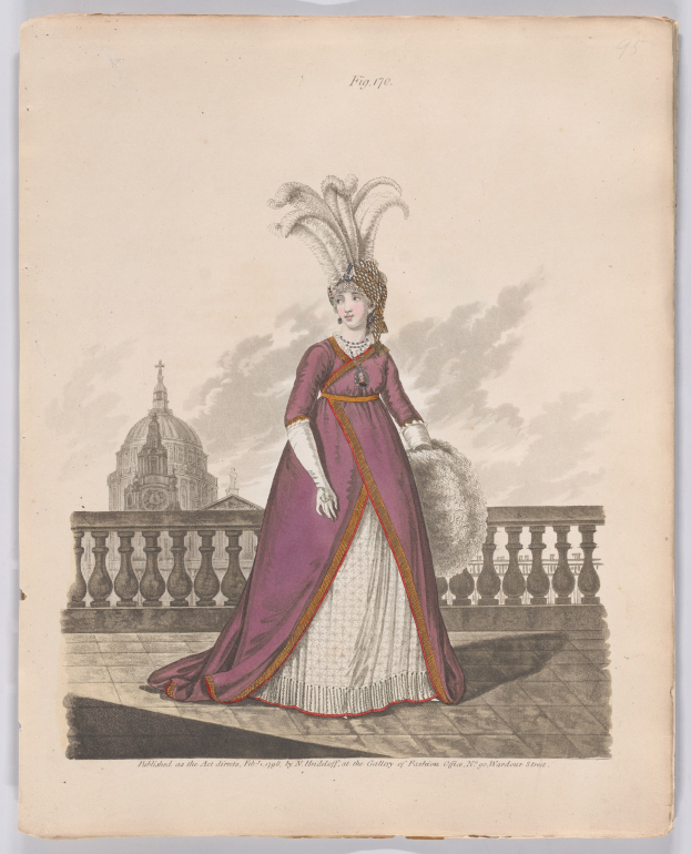 Frau in einem violetten und weißen Federkleid, die vor einem Gebäude mit Wolken am Himmel steht, beschriftet mit 'Fashion of New York, New York Street, 1790.'