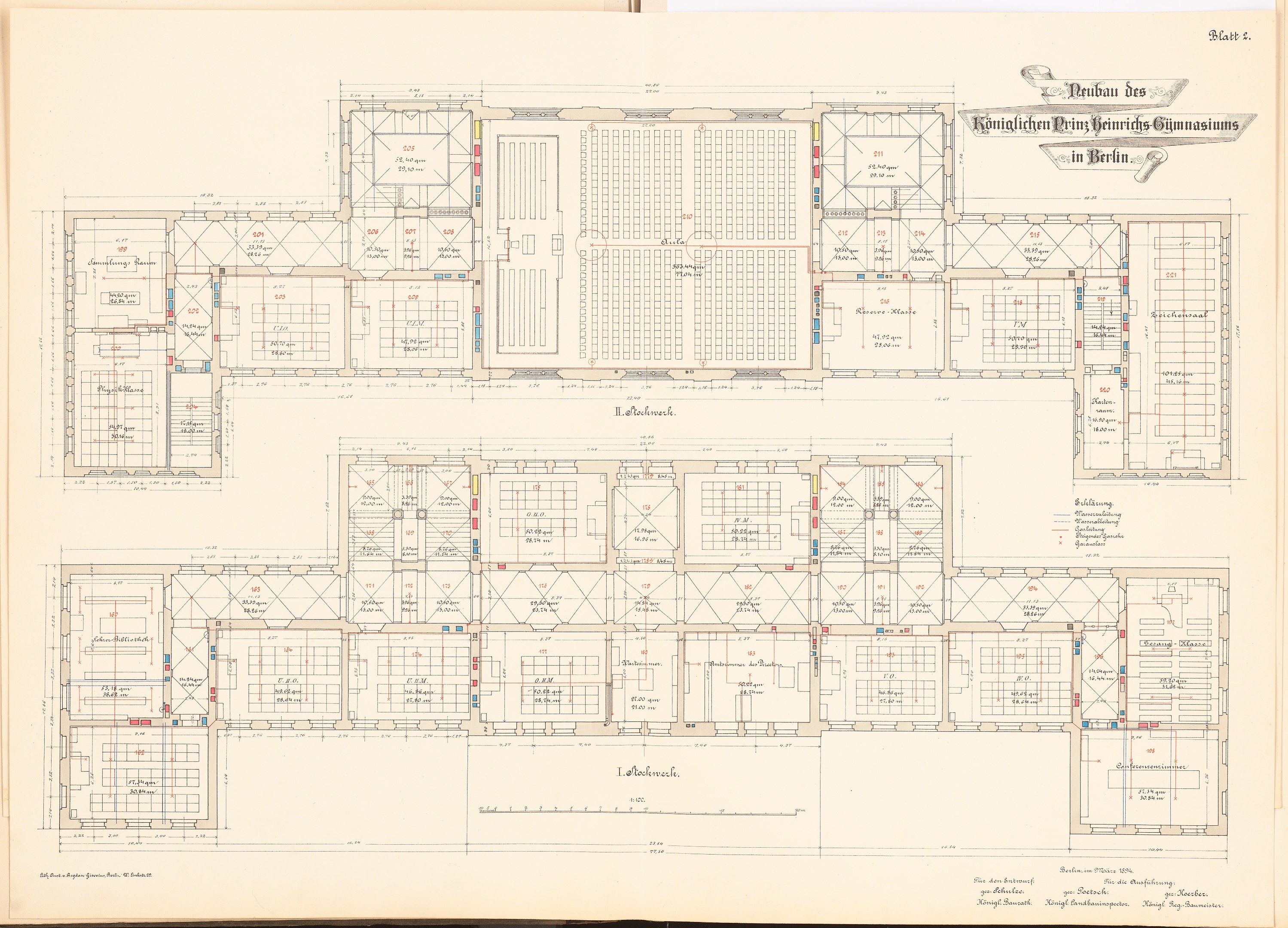 Offenes Buch mit detailliertem Grundriss des Berliner Olympia-Gymnasiums mit begleitendem Text zur Beschreibung des Layouts.