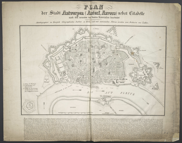 Eine detaillierte Karte von Berlin auf dem Umschlag eines alten Buches, mit sichtbaren Straßen, Gebäuden und Sehenswürdigkeiten, begleitet von Text über die Einwohnerzahl und Merkmale der Stadt.