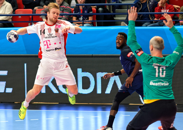 Eine Gruppe von Männern spielt Handball auf einem Feld während eines Matches, das als "Futsal-Weltmeisterschaft 2019 - Bayern München gegen Paris Saint-Germain" bezeichnet wird, in einer Stadionatmosphäre.