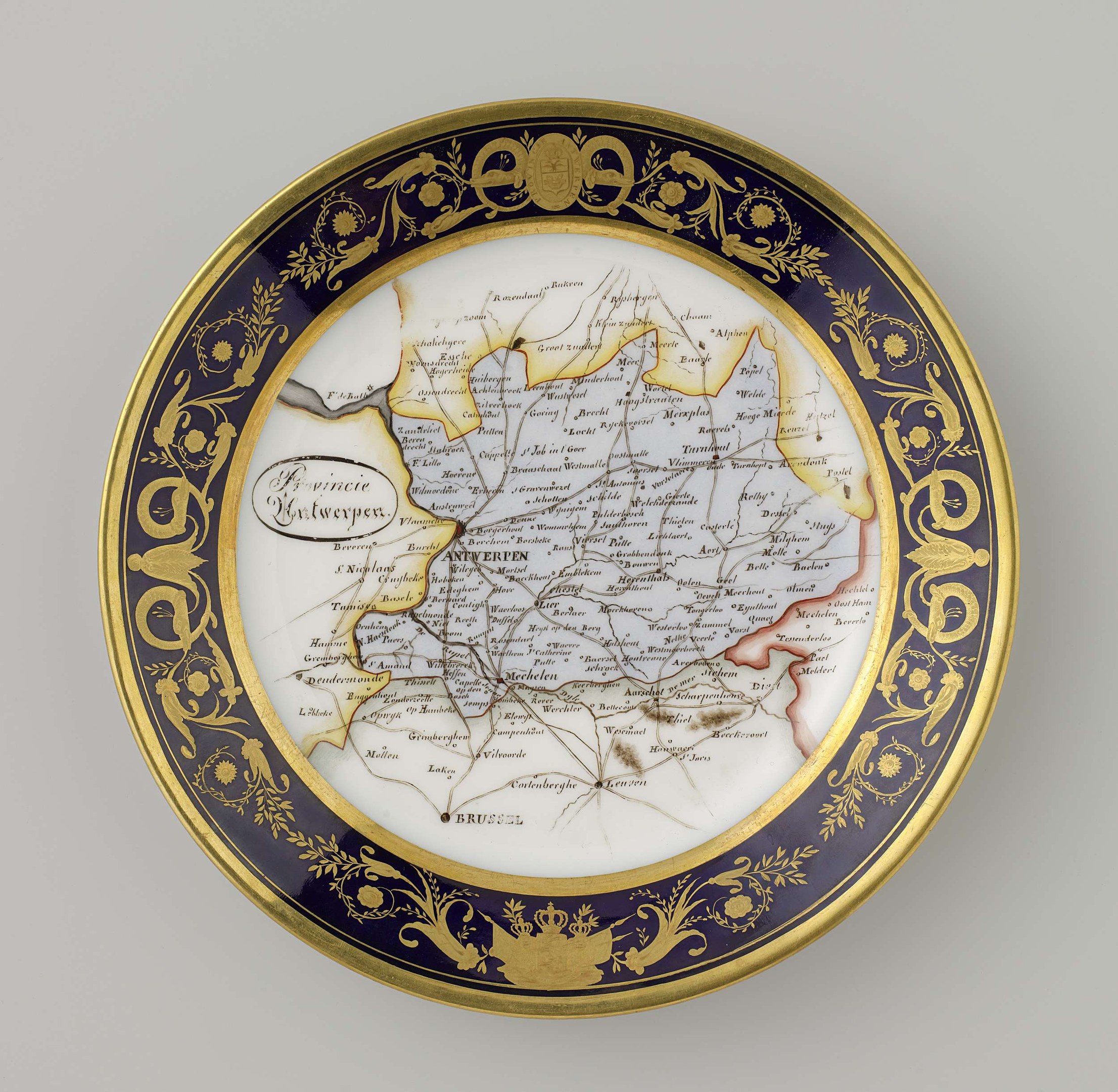 Ein dekorativer Teller mit einer detaillierten Deutschlandkarte, verziert mit aufwändigen Designs und Texten, auf einem weißen Hintergrund.