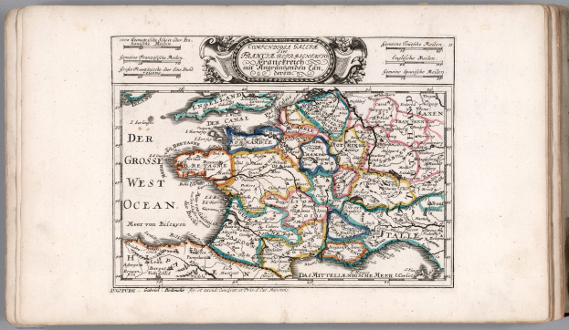 Offenes Buch mit detaillierter Deutschlandkarte mit Bundesländern und Städten, begleitet von erklärendem Text.