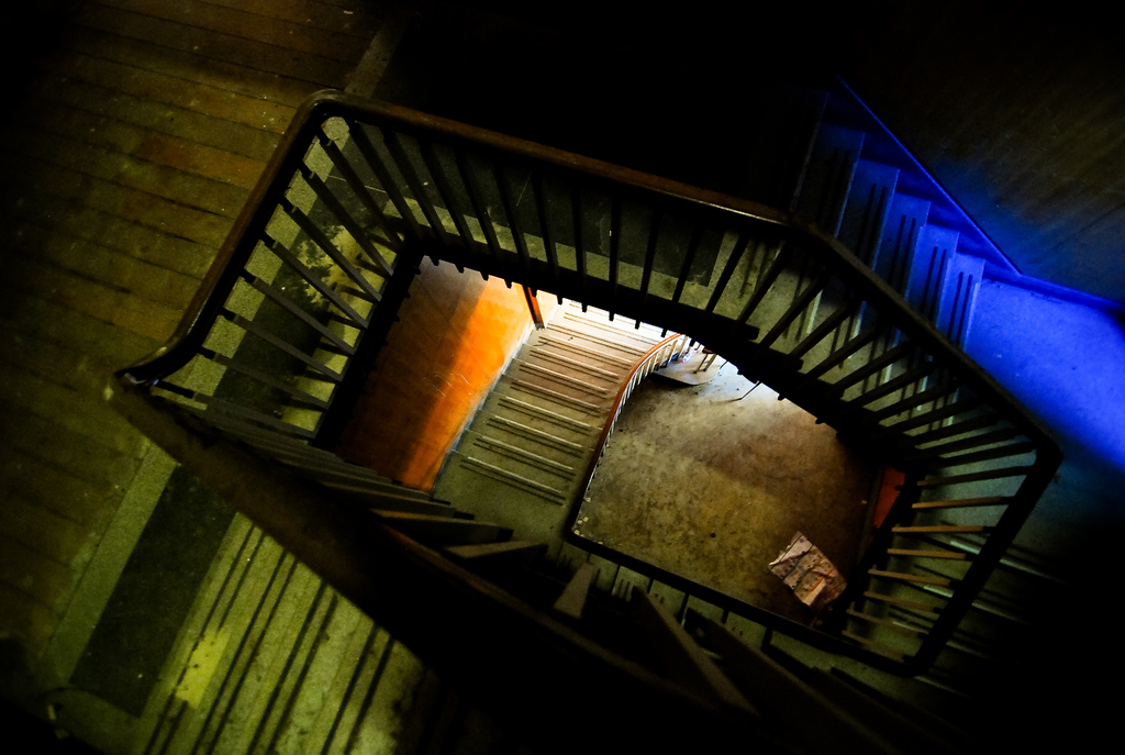 Eine Treppe, die zu einem Stockwerk führt.