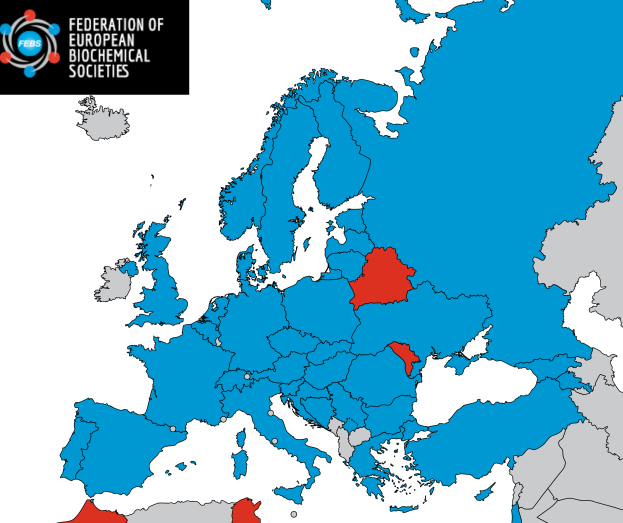 Eine Europakarte mit der Europäischen Union in Blau und Rot hervorgehoben, um den Prozentsatz der Bevölkerung in jedem Land anzuzeigen, sowie ein Logo oben links mit der Aufschrift "Föderation der Europäischen Biochemischen Gesellschaften".